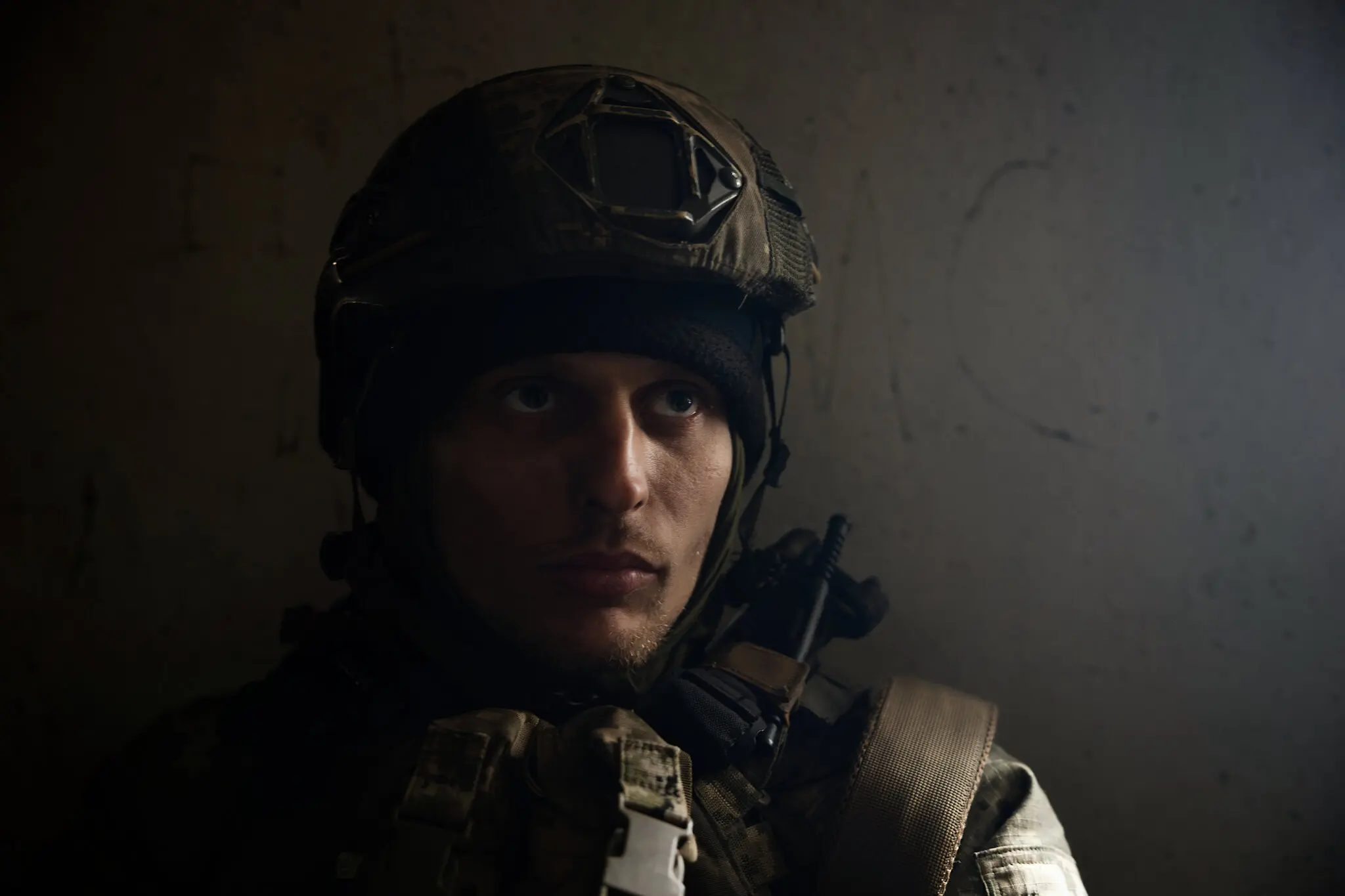 Боєць десантно-штурмового батальйону «Шквал» готується до штурму наступаючих російських військових.